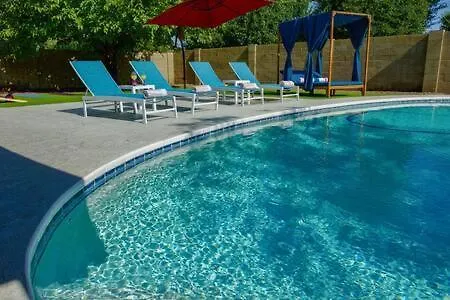 Oasis With Heated Pool Holiday home